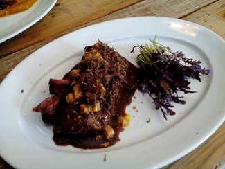 Liebre a la royale, con su lomo, tartar de foie-gras y  trufa melanosporum