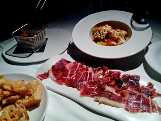 Patatas Floreta, jamón ibérico de bellota y croquetas de amanitas caesaria