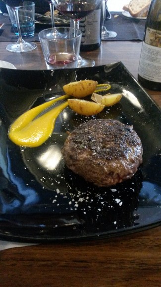 Hamburguesa de vaca vieja a la parrilla 
