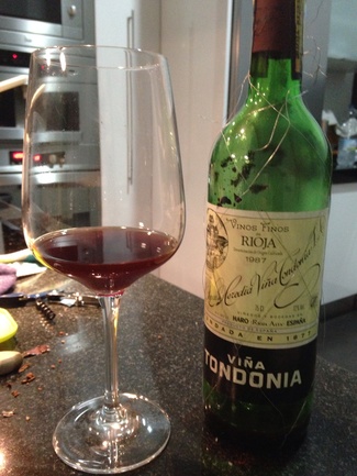 Posos en la botella tras decantar