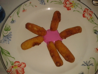 Croquetas de pescado con mayonesa de remolacha