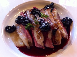 Magret de pato al caramelo de bobal y cerezas