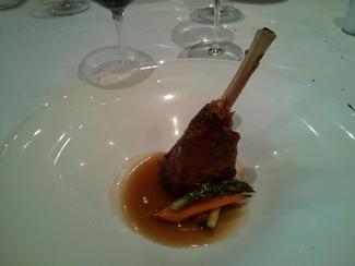 Jarrete de cordero con verdudas