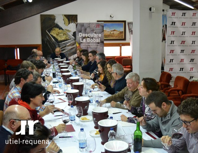 Enólogos de Utiel-Requena reunidos para catar la añada 2014 