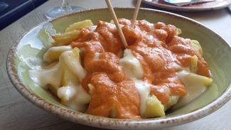 Patatas bravas con alioli y romesco