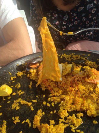 Papel/plastico encontrado dentro de la paella