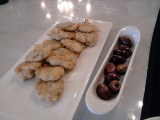Cocotxas de merluza rebozadas y olivas Kalamata