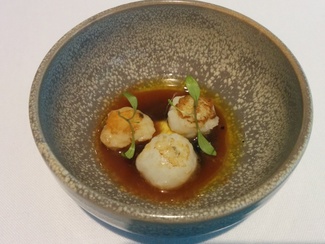 Ñoquis de sepia con cilantro y curry