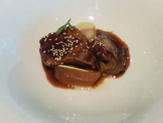 Parpatana de atún rojo con jenjibre y tomates simshi.