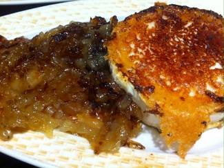 Queso de cabra con cebolla caramelizada 