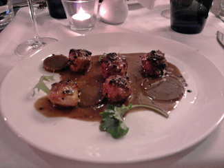 Saint Jacques cuites au beurre, jus de crustacés, sesame noir