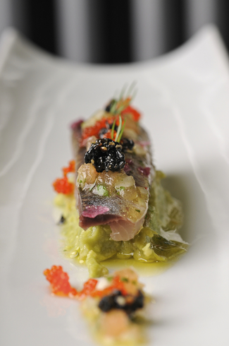 Sardinilla ahumada al sarmiento con guacamole y pico de gallo