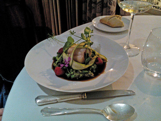 Lotte de Bretagne, cuite à basse température  à l'huile de menthe, petits pois, féves et asperge verte, framboises, jus d'etrilles