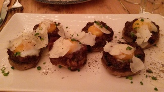 Champiñones con huevo de codorniz y trufa 