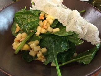 Espinacas, piña, anacardos y jengibre.