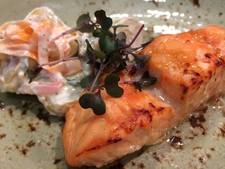 Salmón plancha con ensalada de patata japonesa