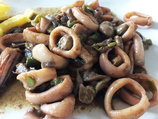 Calamares con habitas