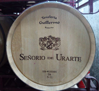 Señorío de Urarte. Barrica pirograbada con el logotipo de la bodega.