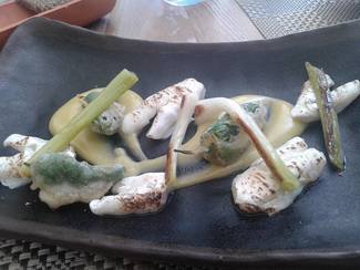 Cocochas de bacalao, ajetes y padrón
