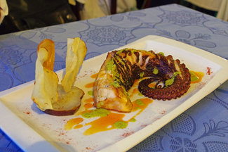 Pulpo al Grill con chips de batata sobre una rodaja de batata