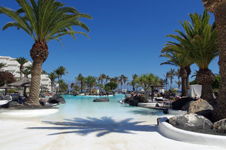 Una vista de la piscina diseñada por  Cesar Manrique