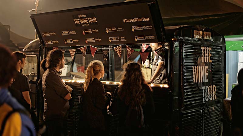 Bodegas Torres presenta un bar de vinos itinerante para atraer a nuevos consumidores
