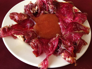 Cecina con micuit de foie y membrillo