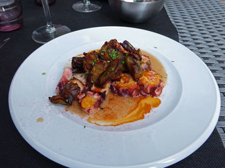 Pulpo y alcachofas con aceite ahumado