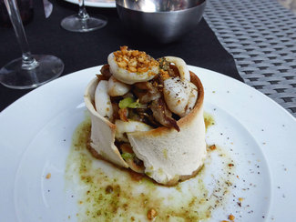 Salteado de calamares del Mediterráneo y setas de cardo con ajo tierno, polvo de maiz ahumado con cebollitas y zanahorias asadas