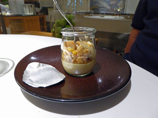 Yogour de foie gras, jalea de moscatel y crujientes de maiz y toffe