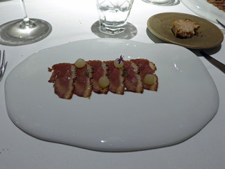  Homenaje al magret de pato Massana (1986) como un carpaccio a la brasa, hierbas provenzales y pera al romero