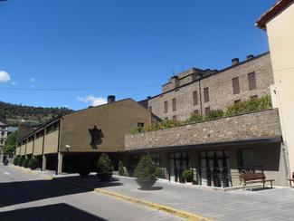 Dispone de acceso directo por el lateral del parador.