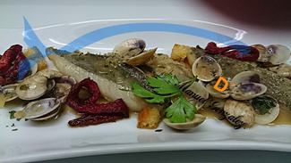 GALLO PEDRO EN SALSA VERDE CON ALMEJAS.