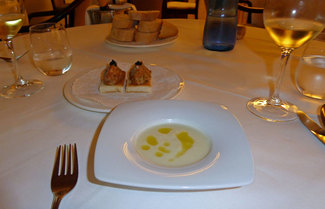 Aperitivos: tartar de salmón y caldo de puerros