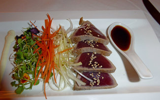 Tataki de atun con brotes verdes