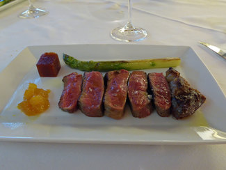 Entrecot troceado de vaca gallega con 40 dias de maduración, esparrago a la plancha, membrillo y orejones