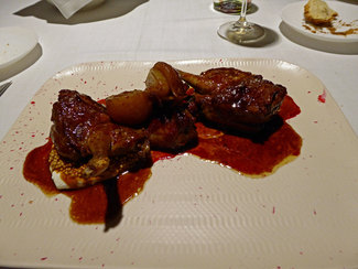 Pichón de la familia Tatjé asado con cebolla de Figueres, yogurt con cereales y remolacha