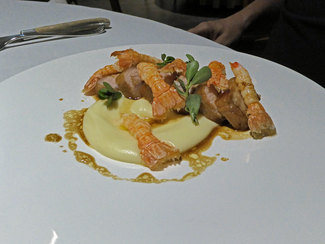 Papada de cerdo, cigalitas de Tarragona, pure de patata y trufa de verano