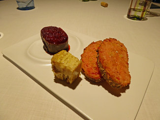 Sobrasada con panal de miel y pan con tomate