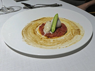 Tartar de tomate con helado de mostaza y cebolla "sorpresa"