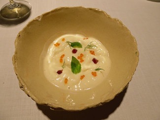 Crema de almendras con almendras enteras frescas y crudas, dados de bonito ahumado