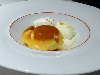 Flan con natas, helado de crema de leche, crema de leche y telilla de leche