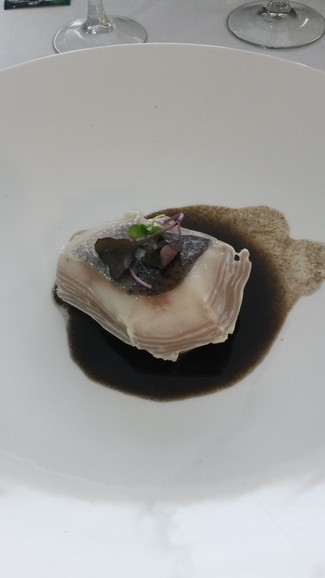 Merluza con soba y caldo de ajo negro