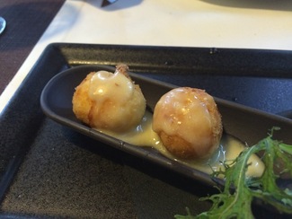 Croquetas de bacalao con all-i-oli y miel