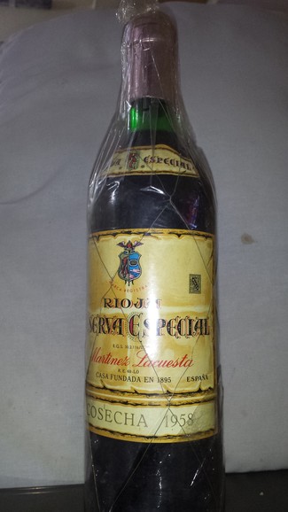 La botella precintada