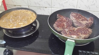 Los 3 entrecottes y la salsa