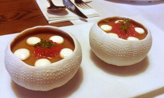 Buey de Mar sin trabajo con aguacate y huevos de trucha.