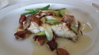 corvina con boletus y ajetes