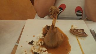 Muslo de pollo de corral con foie y senderillas