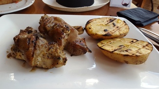 Pies de Cerdo con Patatas al Caliu. Grill del Celler Peralada